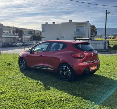 Renault Clio 2017 - 9900 EUR, 154000 km - AUTO.MOTO.pt - 154000km - foto 6 de 12