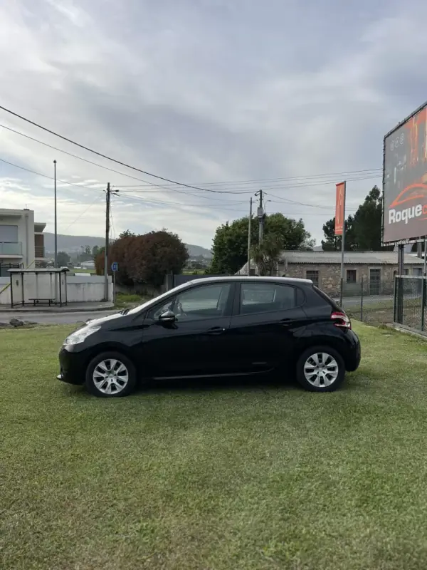 Peugeot 208 2014 - 6800 EUR, 148800 km - AUTO.MOTO.pt - 148800km - foto 2 de 12