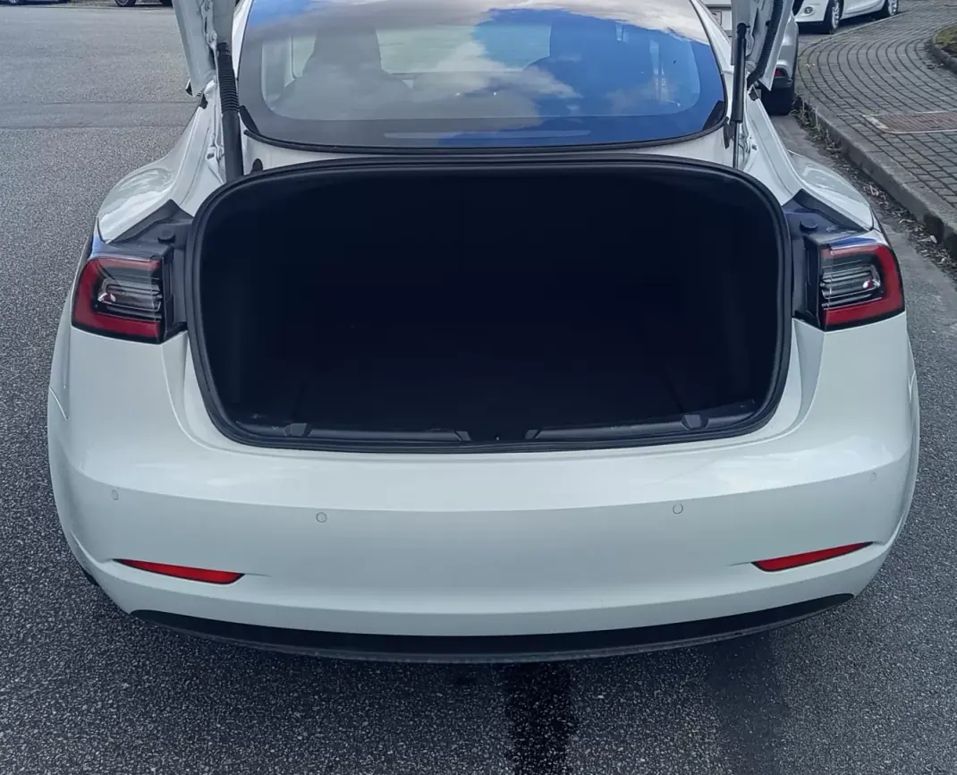 Tesla Model 3 2021 - 26990 EUR, 107700 km - AUTO.MOTO.pt - 107700km - foto 9 de 16