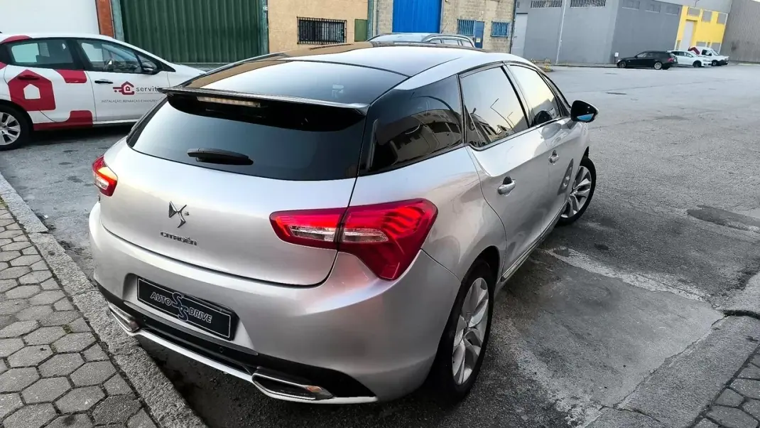 Citroën DS5 2012 - 10900 EUR, 184000 km - AUTO.MOTO.pt - 184000km - foto 13 de 17
