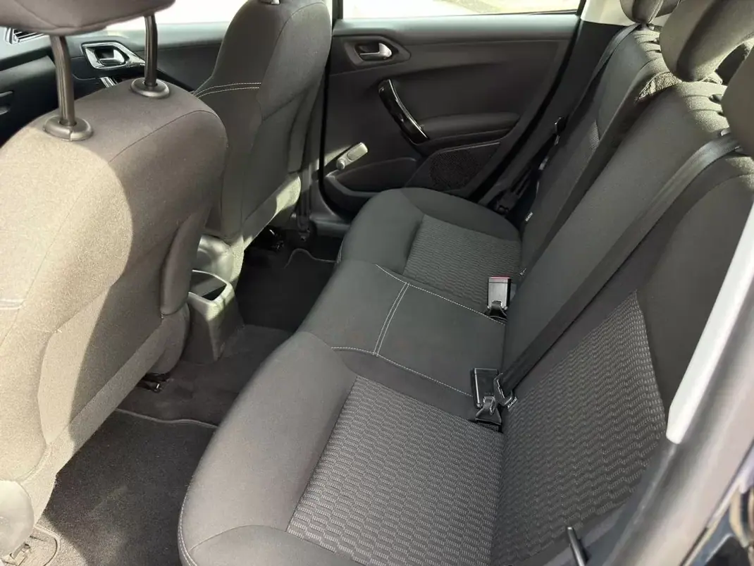 Peugeot 208 2015 - 7900 EUR, 173040 km - AUTO.MOTO.pt - 173040km - foto 7 de 25