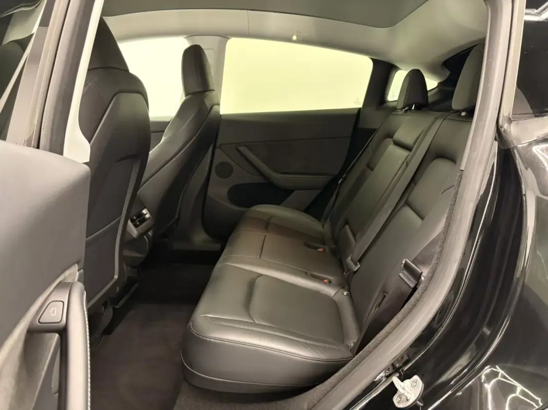 Tesla Model Y 2022 - 32500 EUR, 166000 km - 166000km - foto 8 de 21