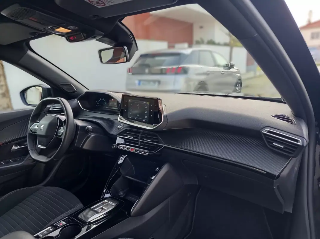 Peugeot e-2008 2022 - 17990 EUR, 70100 km - AUTO.MOTO.pt - 70100km - foto 14 de 19