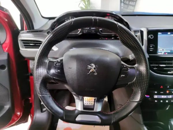 Peugeot 208 2018 - 12490 EUR, 61000 km - AUTO.MOTO.pt - 61000km - foto 15 de 28