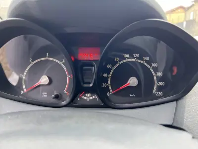 Ford Fiesta 1.4 TDCI 2010 - 4250 EUR, 260000 km - AUTO.MOTO.pt - 260000km - foto 10 de 16