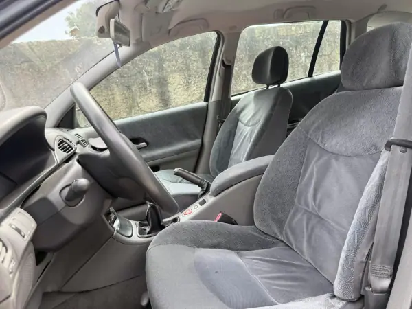 Renault Laguna 2001 - 2000 EUR, 85000 km - AUTO.MOTO.pt - 85000km - foto 5 de 11