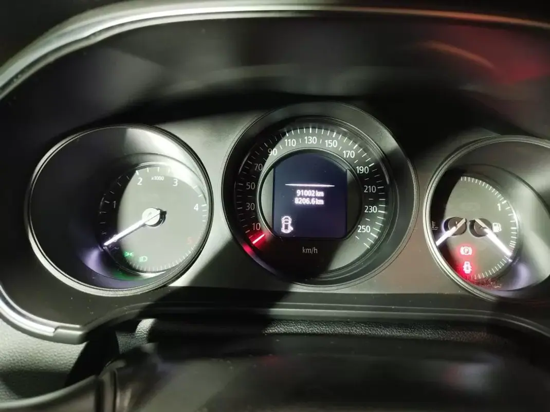 Renault Mégane Sport Tourer 2020 - 14499 EUR, 91021 km - AUTO.MOTO.pt - 91021km - foto 7 de 10