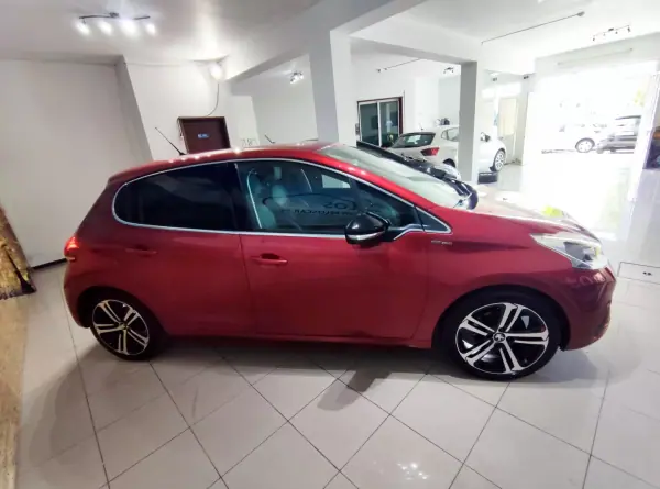 Peugeot 208 2018 - 12490 EUR, 61000 km - AUTO.MOTO.pt - 61000km - foto 9 de 28