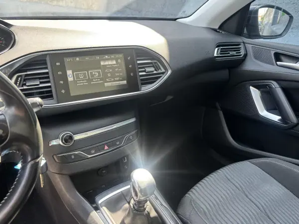 Peugeot 308 SW 2015 - 7500 EUR, 178000 km - AUTO.MOTO.pt - 178000km - foto 10 de 19