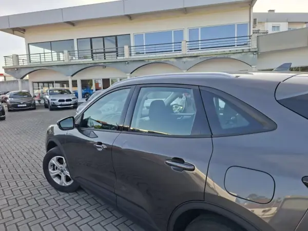 Ford Kuga 2021 - 21000 EUR, 59800 km - AUTO.MOTO.pt - 59800km - foto 10 de 36