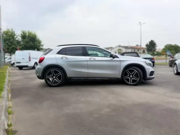 Mercedes-Benz GLA 180 2016 - 19990 EUR, 111718 km - AUTO.MOTO.pt - 111718km - foto 8 de 22