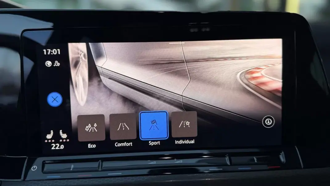 Volkswagen Golf 2021 - 39900 EUR, 55600 km - AUTO.MOTO.pt - 55600km - foto 10 de 26