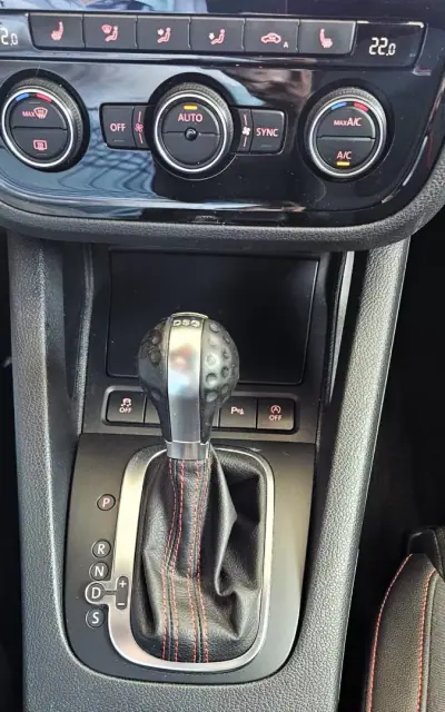 Volkswagen Scirocco 2015 - 25000 EUR, 125000 km - AUTO.MOTO.pt - 125000km - foto 17 de 28