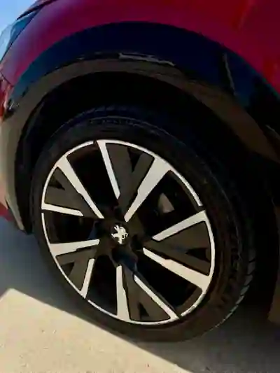 Peugeot 208 2019 - 13900 EUR, 75000 km - AUTO.MOTO.pt - 75000km - foto 10 de 19