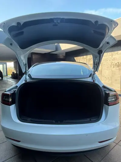 Tesla Model 3 2019 - 22900 EUR, 117000 km - AUTO.MOTO.pt - 117000km - foto 22 de 27