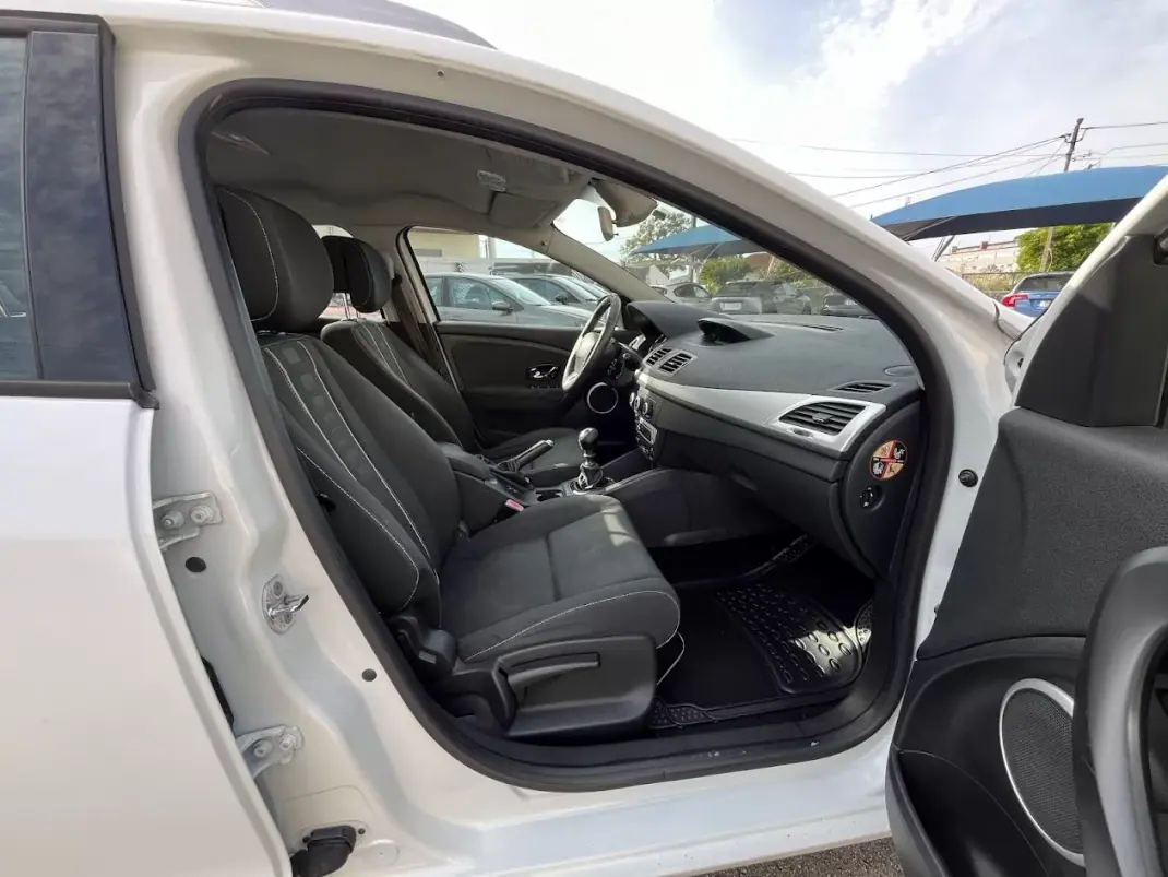 Renault Mégane Sport Tourer 2012 - 6950 EUR, 227000 km - AUTO.MOTO.pt - 227000km - foto 17 de 36