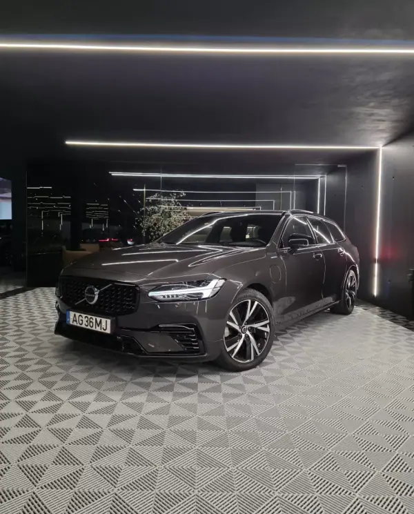 Volvo V90 2.0 T6 PHEV R-Design AWD 2021 Híbrido Plug-In — 144 000 km Volvo V90 2.0 T6 PHEV R-Design AWD 2021 Híbrido Plug-In