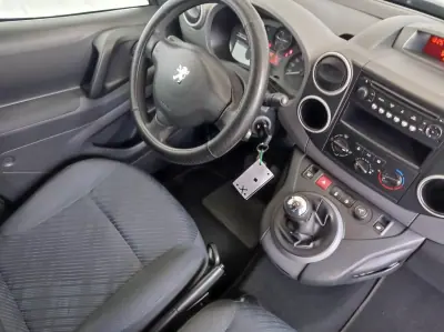 Peugeot Partner 2010 - 9990 EUR, 117500 km - AUTO.MOTO.pt - 117500km - foto 8 de 12