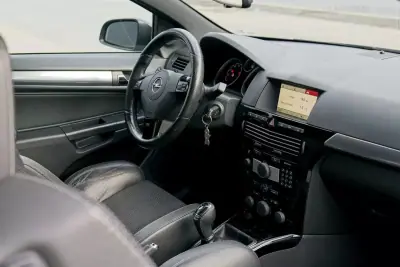 Opel Astra GTC 2007 - 15990 EUR, 149500 km - AUTO.MOTO.pt - 149500km - foto 14 de 22