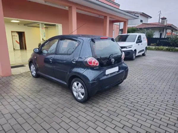Toyota Aygo 2011 - 5990 EUR, 169000 km - AUTO.MOTO.pt - 169000km - foto 6 de 11