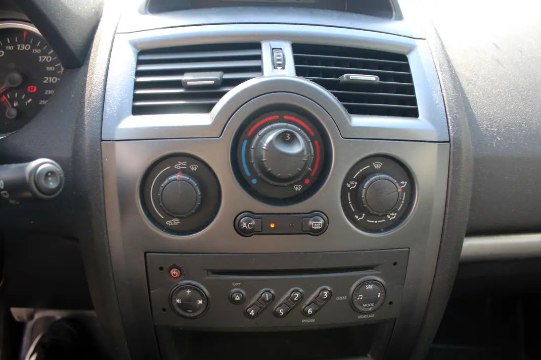 Renault Mégane 2006 - 1000 EUR, 324800 km - AUTO.MOTO.pt - 324800km - foto 10 de 16