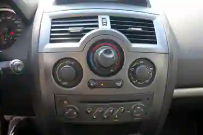 Renault Mégane 2006 - 1000 EUR, 324800 km - AUTO.MOTO.pt - 324800km - foto 10 de 16