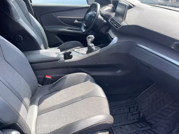 Peugeot 3008 2018 - 14500 EUR, 123000 km - AUTO.MOTO.pt - 123000km - foto 15 de 16