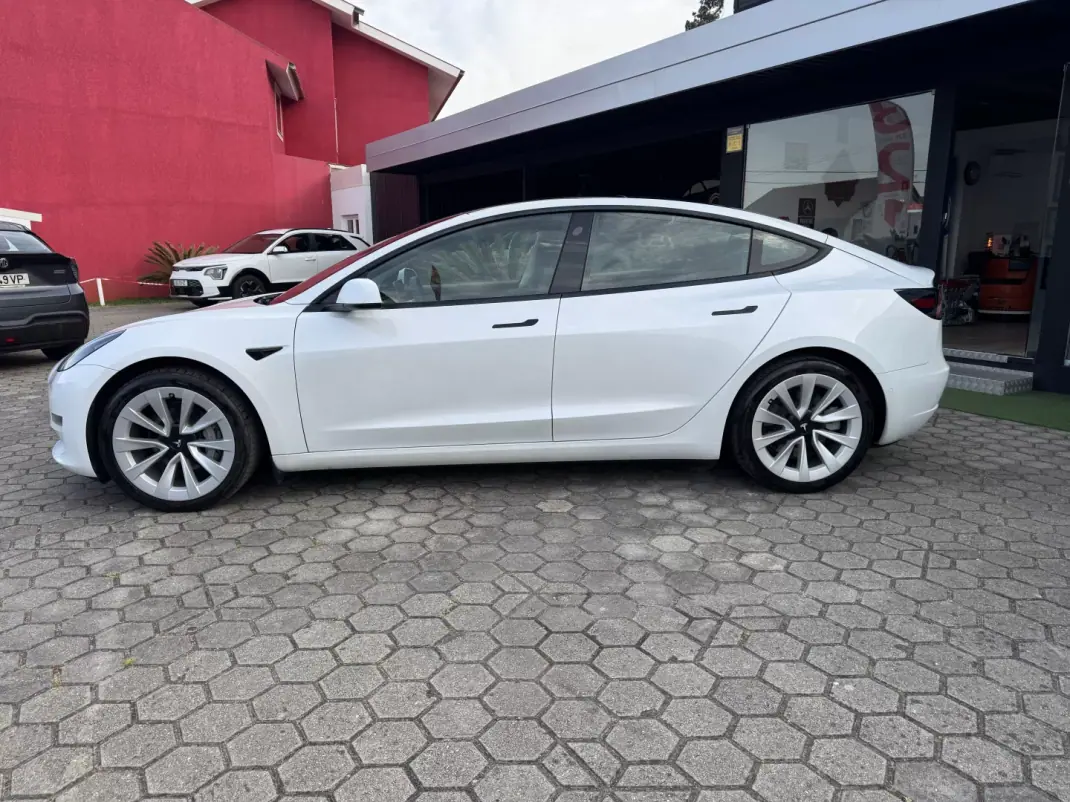Tesla Model 3 2021 - 28900 EUR, 73000 km - AUTO.MOTO.pt - 73000km - foto 4 de 32