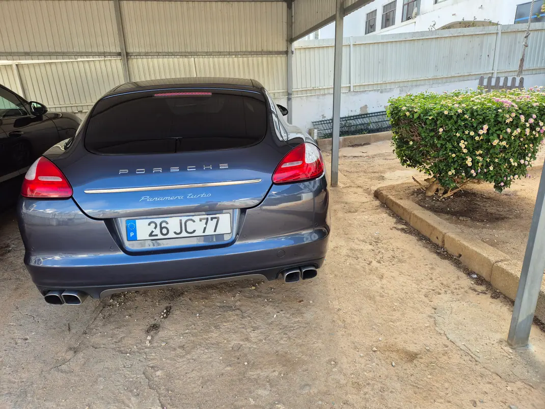 Porsche Panamera 2010 - 39500 EUR, 100000 km - AUTO.MOTO.pt - 100000km - foto 9 de 10