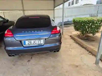 Porsche Panamera 2010 - 39500 EUR, 100000 km - AUTO.MOTO.pt - 100000km - foto 9 de 10
