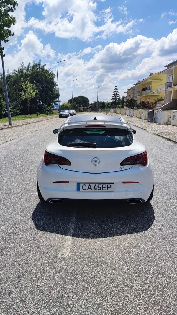 Opel Astra GTC 2016 - 22490 EUR, 92000 km - AUTO.MOTO.pt - 92000km - foto 2 de 15