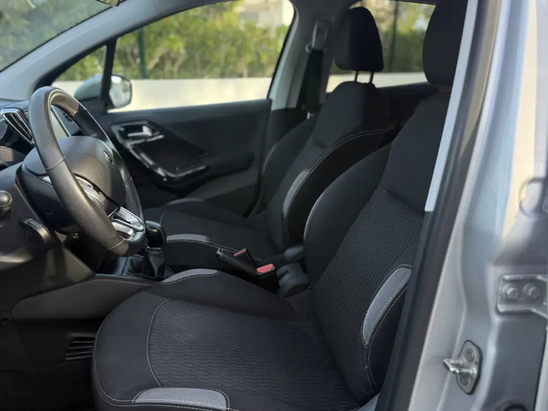 Peugeot 208 2016 - 8999 EUR, 44000 km - AUTO.MOTO.pt - 44000km - foto 14 de 18