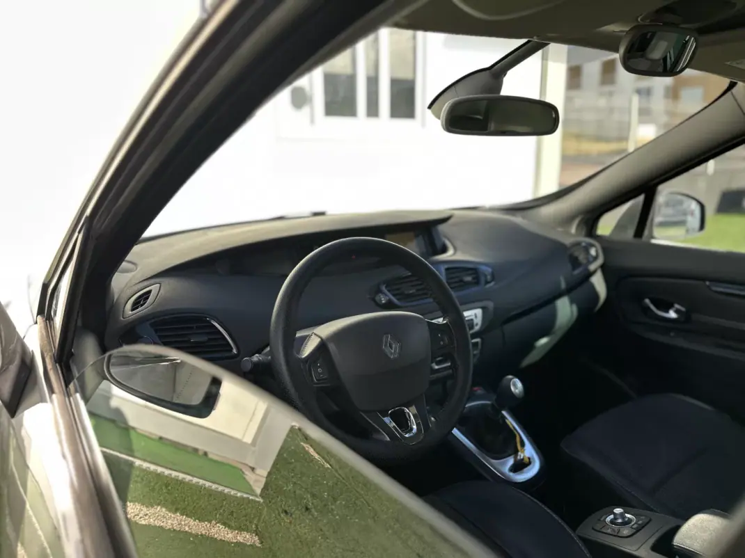 Renault Grand Scénic 2015 - 7490 EUR, 242000 km - 242000km - foto 32 de 42