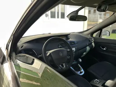 Renault Grand Scénic 2015 - 7990 EUR, 242000 km - AUTO.MOTO.pt - 242000km - foto 32 de 42