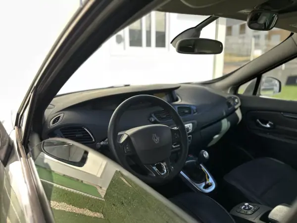 Renault Grand Scénic 2015 - 7990 EUR, 242000 km - AUTO.MOTO.pt - 242000km - foto 32 de 42