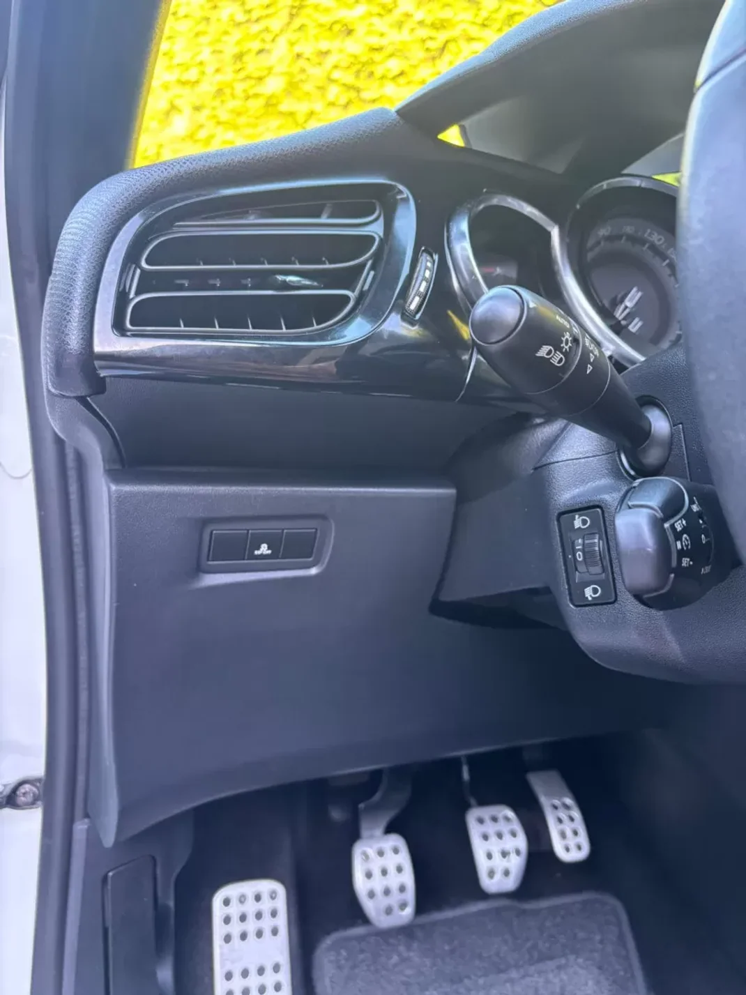 Citroën DS3 2013 - 10900 EUR, 135000 km - AUTO.MOTO.pt - 135000km - foto 22 de 31