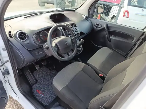 Renault Kangoo 2018 - 10500 EUR, 159000 km - AUTO.MOTO.pt - 159000km - foto 13 de 27