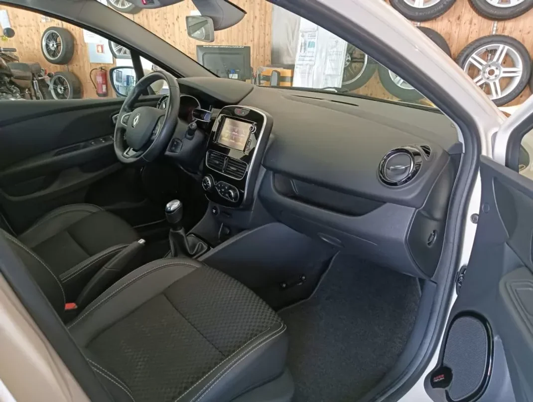 Renault Clio 2018 - 12900 EUR, 129000 km - AUTO.MOTO.pt - 129000km - foto 20 de 20