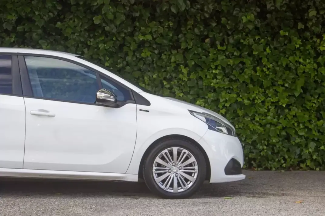 Peugeot 208 2019 - 11900 EUR, 130000 km - AUTO.MOTO.pt - 130000km - foto 5 de 16