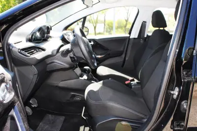 Peugeot 208 2018 - 9990 EUR, 109000 km - AUTO.MOTO.pt - 109000km - foto 17 de 27
