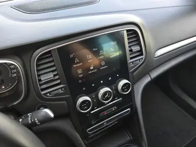 Renault Mégane 2021 - 15400 EUR, 63000 km - AUTO.MOTO.pt - 63000km - foto 17 de 30