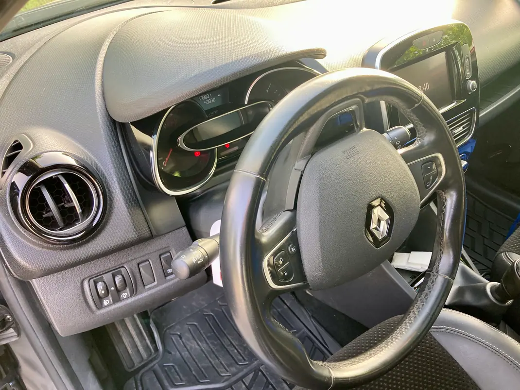 Renault Clio Sport Tourer 2019 - 9100 EUR, 178600 km - AUTO.MOTO.pt - 178600km - foto 10 de 16