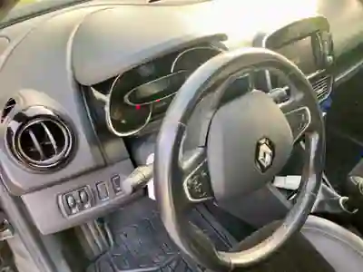 Renault Clio Sport Tourer 2019 - 9100 EUR, 178600 km - AUTO.MOTO.pt - 178600km - foto 10 de 16