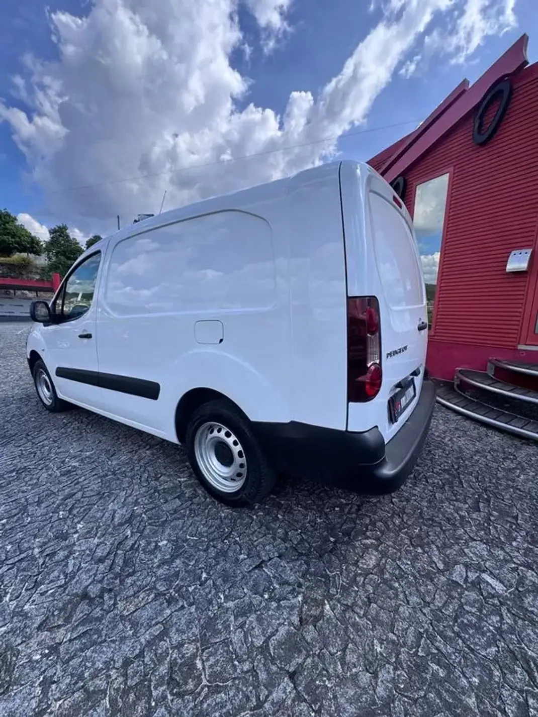 Peugeot 2017 - 10900 EUR, 168000 km - AUTO.MOTO.pt - 168000km - foto 4 de 8