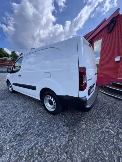 Peugeot 2017 - 10900 EUR, 168000 km - AUTO.MOTO.pt - 168000km - foto 4 de 8