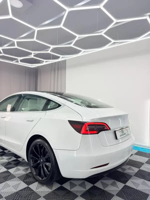 Tesla Model 3 2020 - 24500 EUR, 134000 km - AUTO.MOTO.pt - 134000km - foto 6 de 21