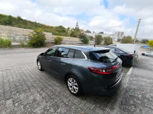 Renault Mégane Sport Tourer 2018 - 13750 EUR, 189000 km - AUTO.MOTO.pt - 189000km - foto 4 de 10