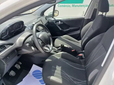 Peugeot 208 2014 - 7350 EUR, 85491 km - AUTO.MOTO.pt - 85491km - foto 15 de 25