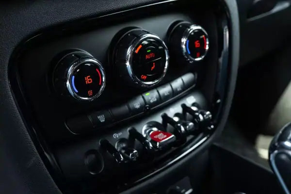 MINI Clubman 2018 - 17800 EUR, 123000 km - AUTO.MOTO.pt - 123000km - foto 15 de 24