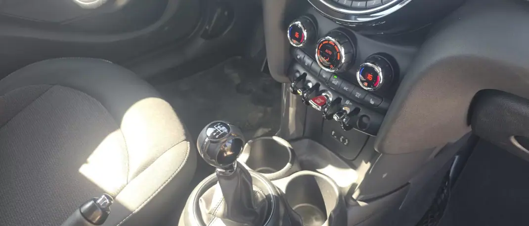 MINI One 2016 - 14900 EUR, 148000 km - AUTO.MOTO.pt - 148000km - foto 12 de 21